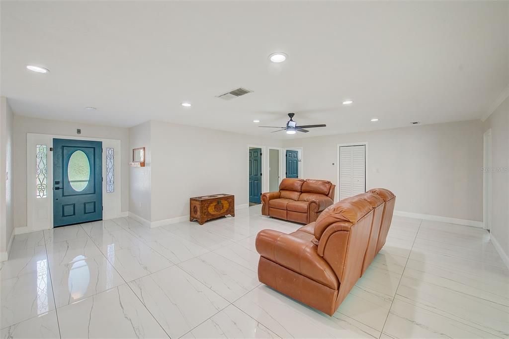 合同活跃: $650,000 (4 贝兹, 3 浴室, 2523 平方英尺)