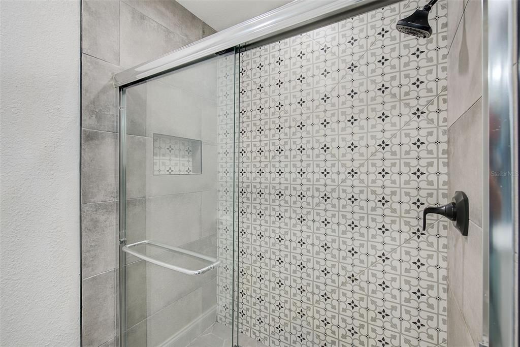 合同活跃: $650,000 (4 贝兹, 3 浴室, 2523 平方英尺)