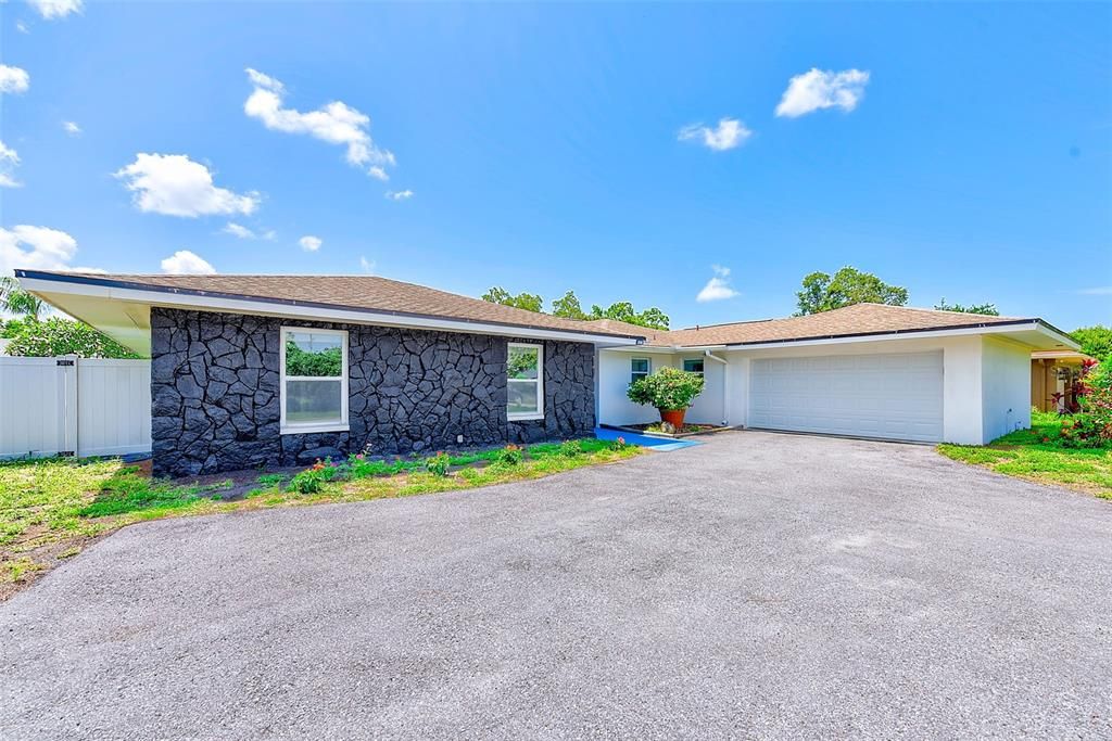 合同活跃: $650,000 (4 贝兹, 3 浴室, 2523 平方英尺)