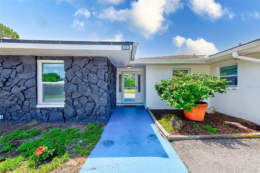 合同活跃: $650,000 (4 贝兹, 3 浴室, 2523 平方英尺)