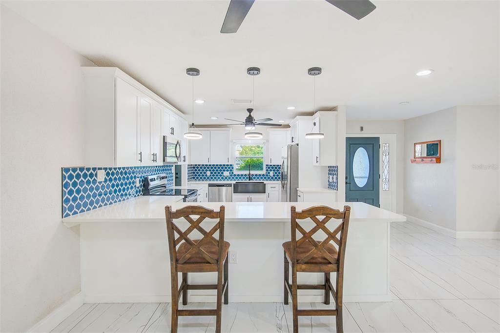 合同活跃: $650,000 (4 贝兹, 3 浴室, 2523 平方英尺)