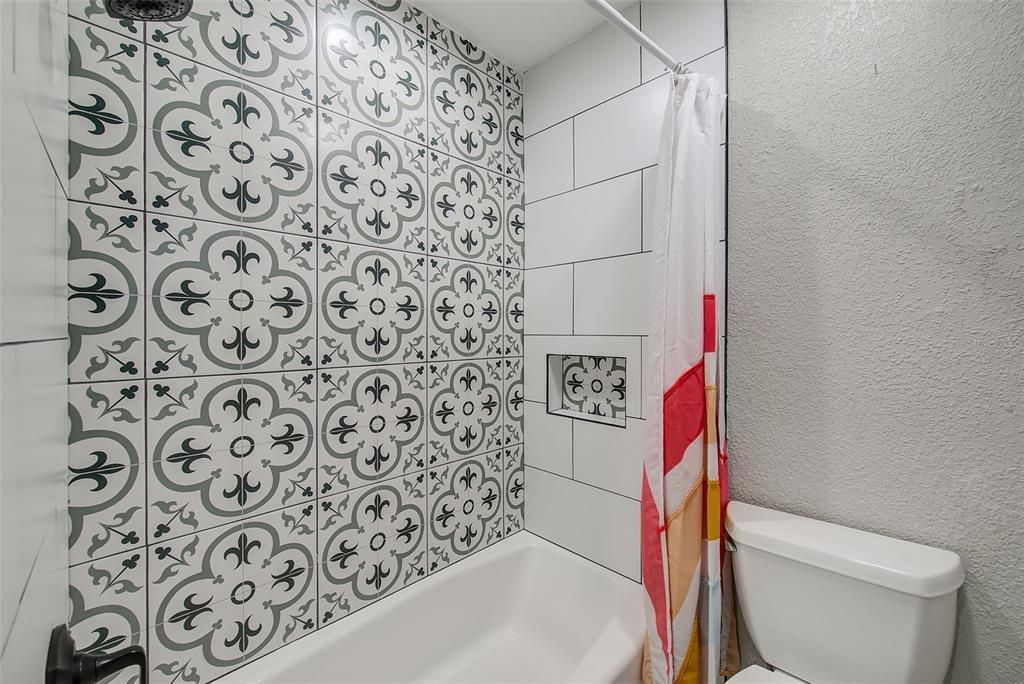 合同活跃: $650,000 (4 贝兹, 3 浴室, 2523 平方英尺)