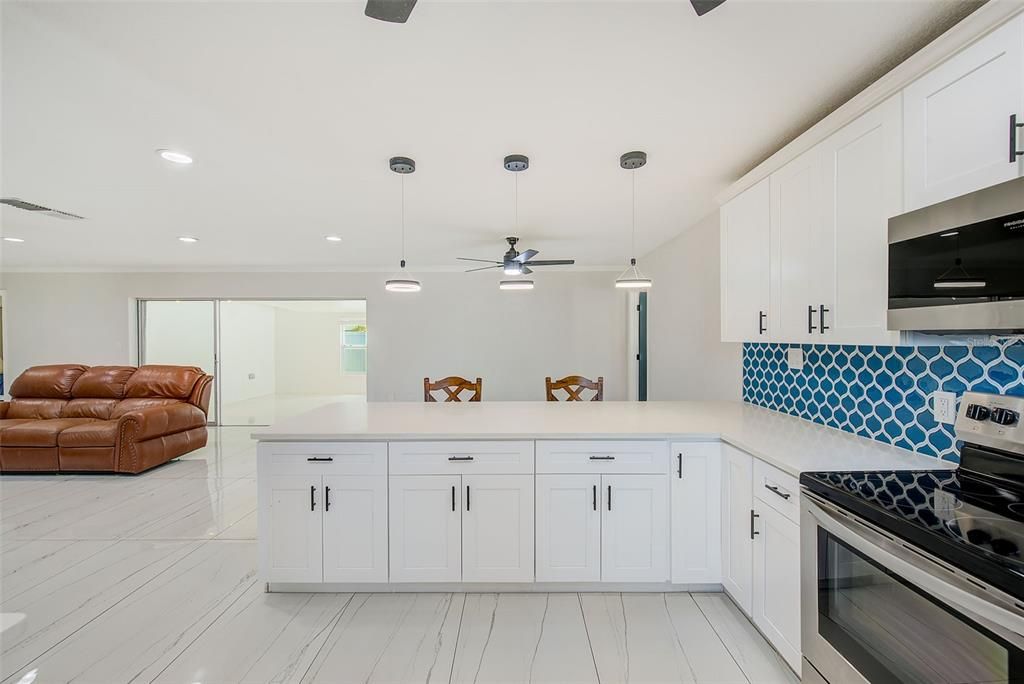 合同活跃: $650,000 (4 贝兹, 3 浴室, 2523 平方英尺)