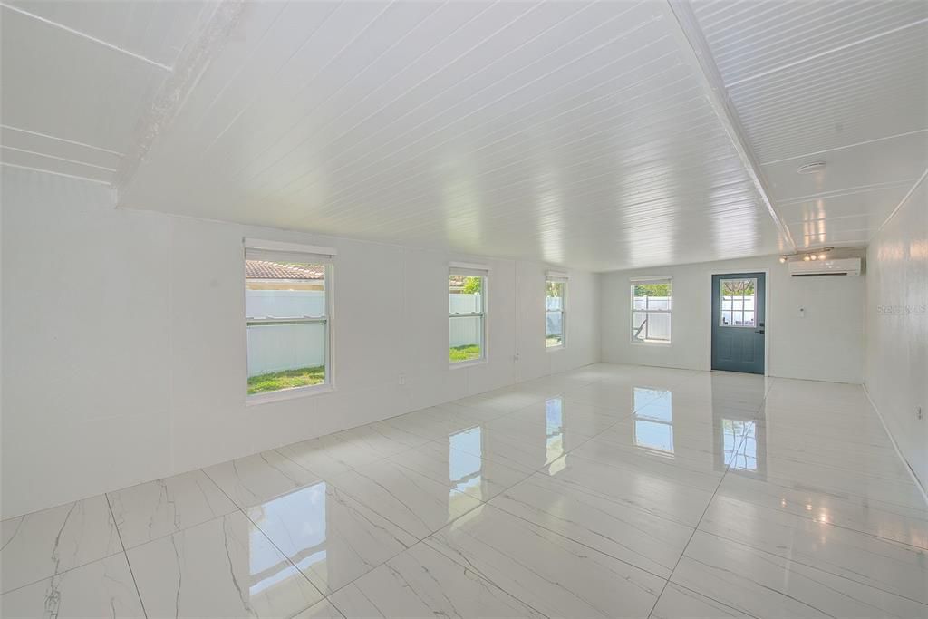 合同活跃: $650,000 (4 贝兹, 3 浴室, 2523 平方英尺)