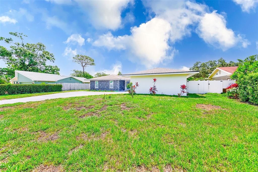 合同活跃: $650,000 (4 贝兹, 3 浴室, 2523 平方英尺)