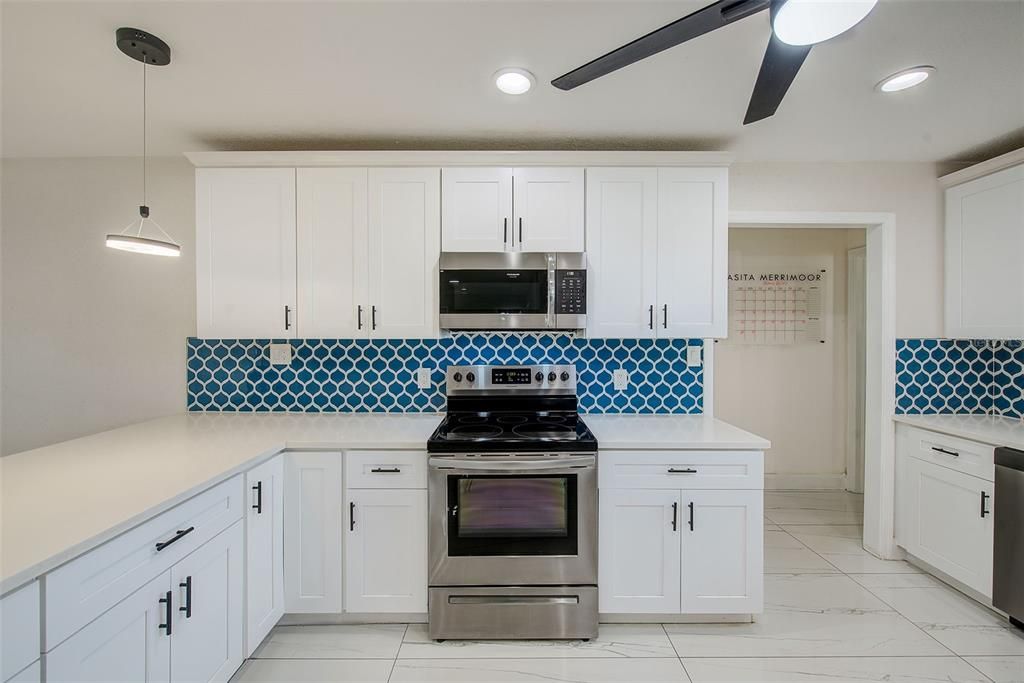 合同活跃: $650,000 (4 贝兹, 3 浴室, 2523 平方英尺)