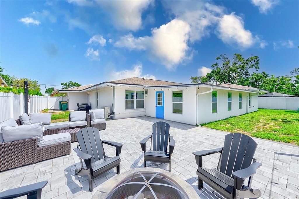 合同活跃: $650,000 (4 贝兹, 3 浴室, 2523 平方英尺)