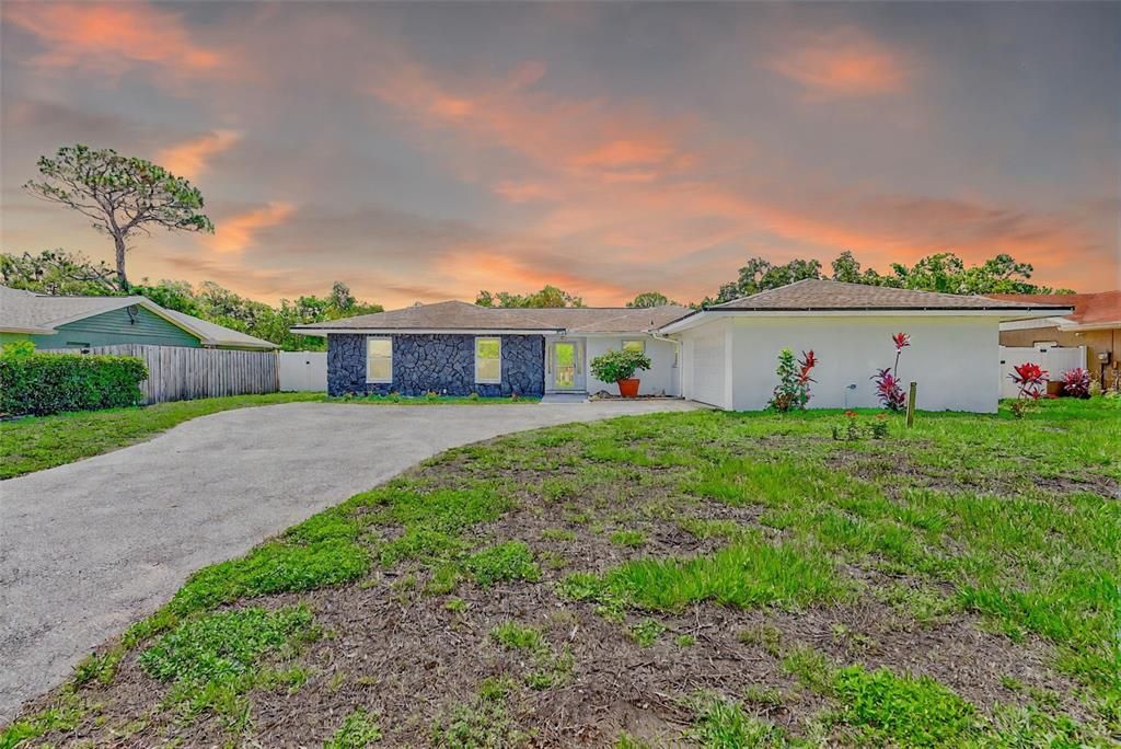 合同活跃: $650,000 (4 贝兹, 3 浴室, 2523 平方英尺)