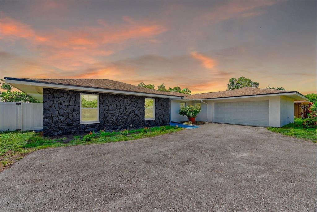 合同活跃: $650,000 (4 贝兹, 3 浴室, 2523 平方英尺)