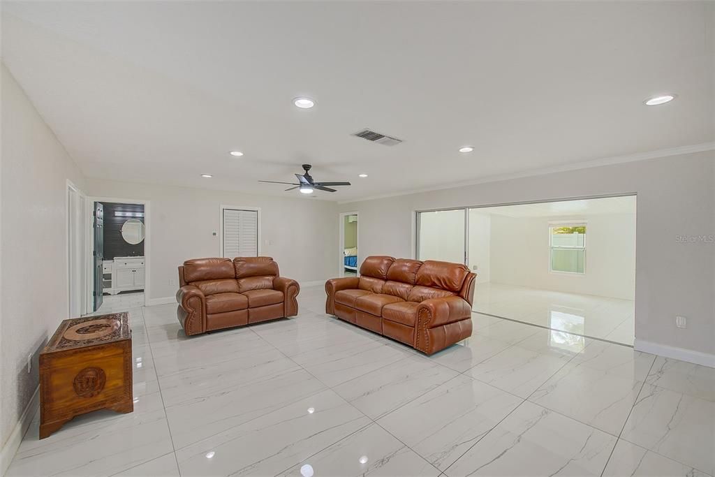 合同活跃: $650,000 (4 贝兹, 3 浴室, 2523 平方英尺)