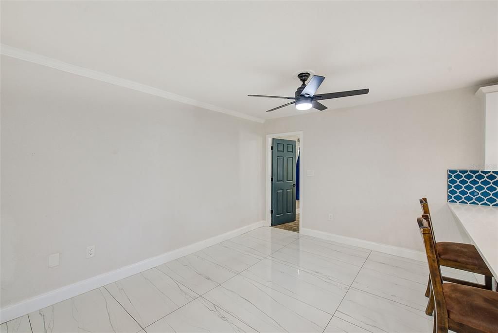 合同活跃: $650,000 (4 贝兹, 3 浴室, 2523 平方英尺)