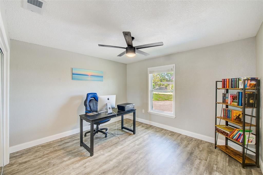 合同活跃: $650,000 (4 贝兹, 3 浴室, 2523 平方英尺)