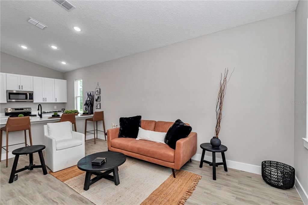 Active With Contract: $250,000 (3 beds, 2 baths, 1196 Square Feet)