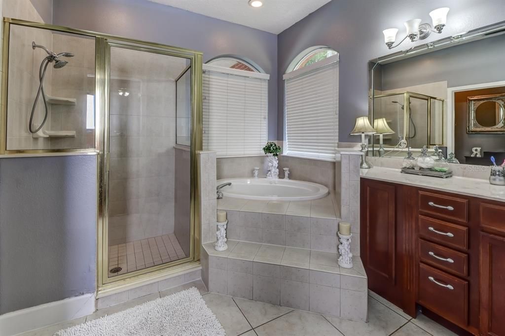 合同活跃: $879,900 (5 贝兹, 3 浴室, 3776 平方英尺)