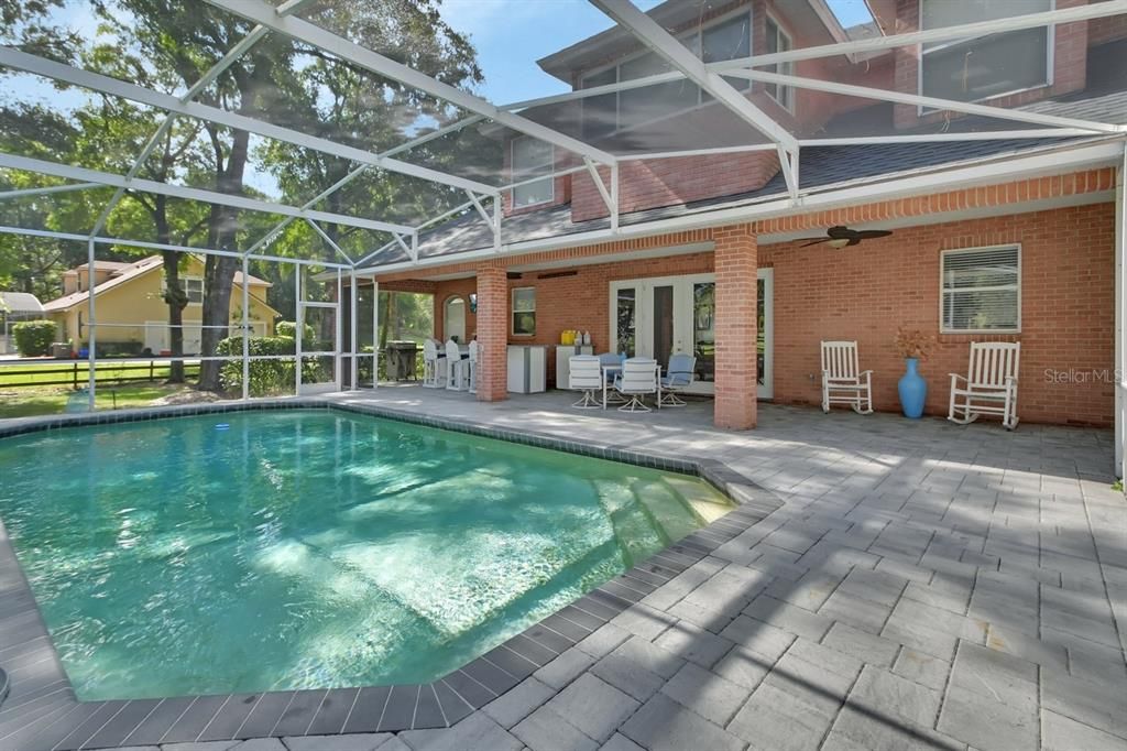 合同活跃: $879,900 (5 贝兹, 3 浴室, 3776 平方英尺)