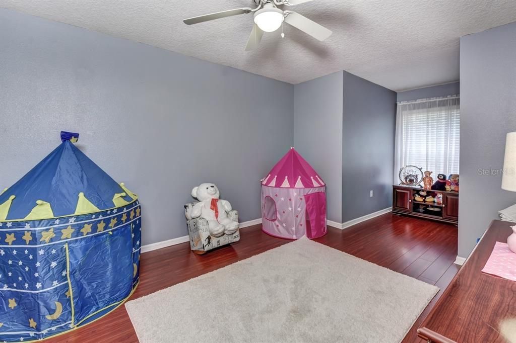 合同活跃: $879,900 (5 贝兹, 3 浴室, 3776 平方英尺)