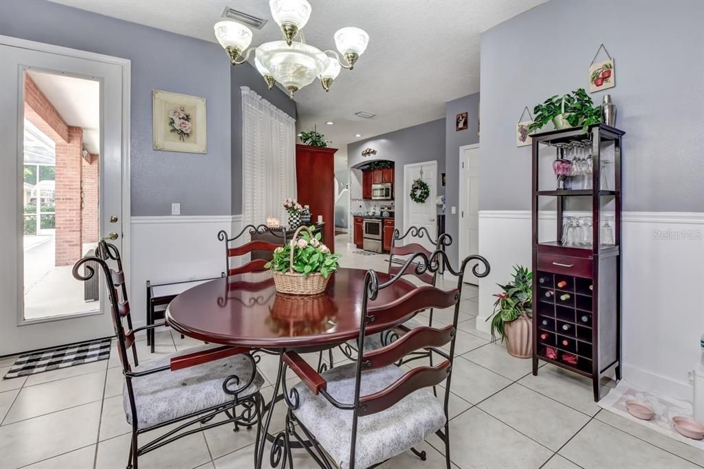 合同活跃: $879,900 (5 贝兹, 3 浴室, 3776 平方英尺)