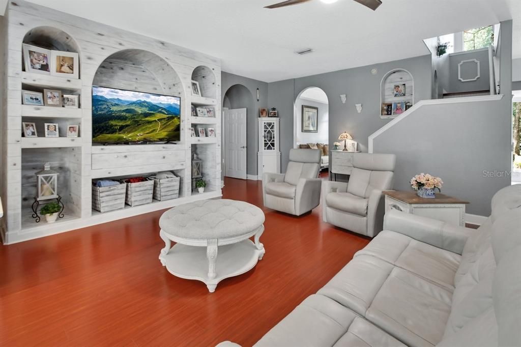 合同活跃: $879,900 (5 贝兹, 3 浴室, 3776 平方英尺)