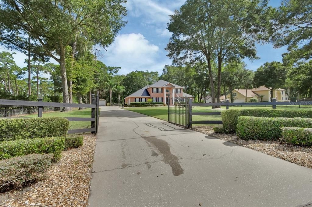 合同活跃: $879,900 (5 贝兹, 3 浴室, 3776 平方英尺)