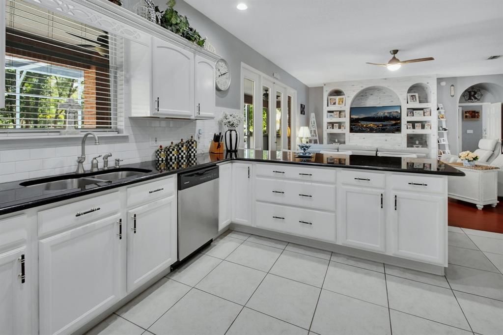 合同活跃: $879,900 (5 贝兹, 3 浴室, 3776 平方英尺)