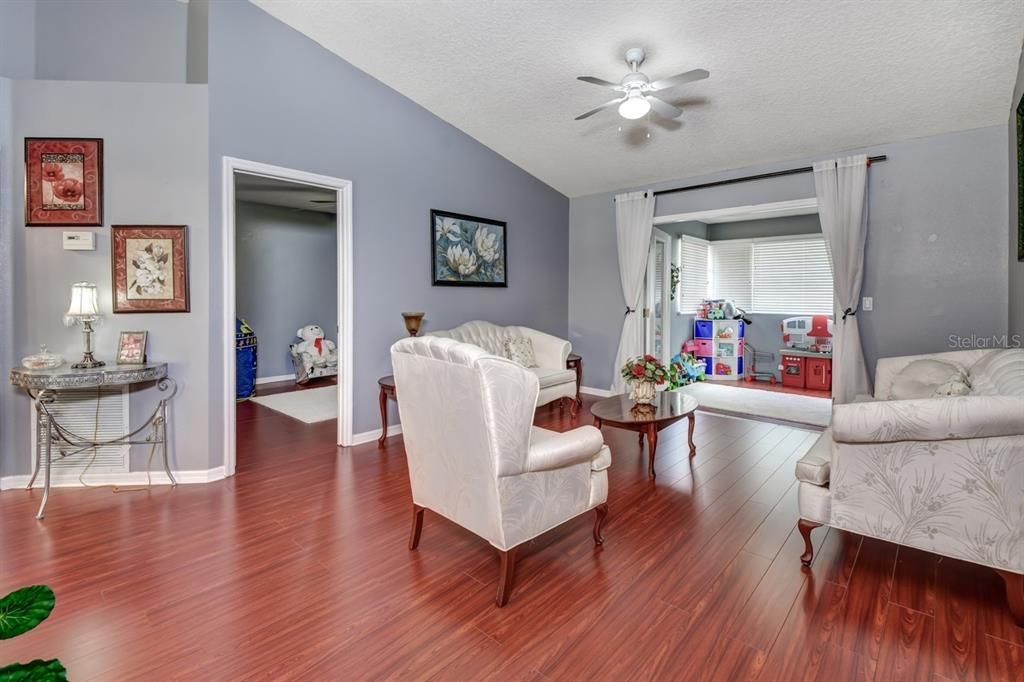 合同活跃: $879,900 (5 贝兹, 3 浴室, 3776 平方英尺)