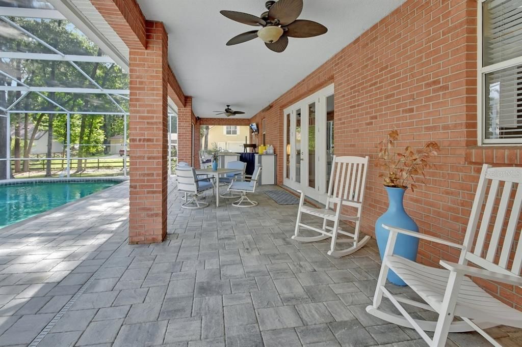 合同活跃: $879,900 (5 贝兹, 3 浴室, 3776 平方英尺)