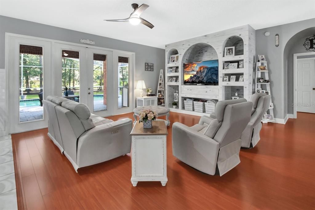 合同活跃: $879,900 (5 贝兹, 3 浴室, 3776 平方英尺)