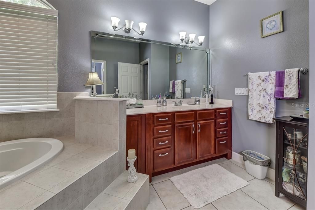 合同活跃: $879,900 (5 贝兹, 3 浴室, 3776 平方英尺)