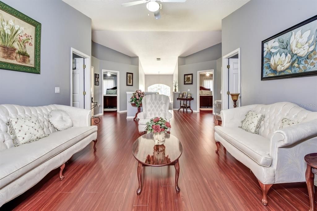 合同活跃: $879,900 (5 贝兹, 3 浴室, 3776 平方英尺)