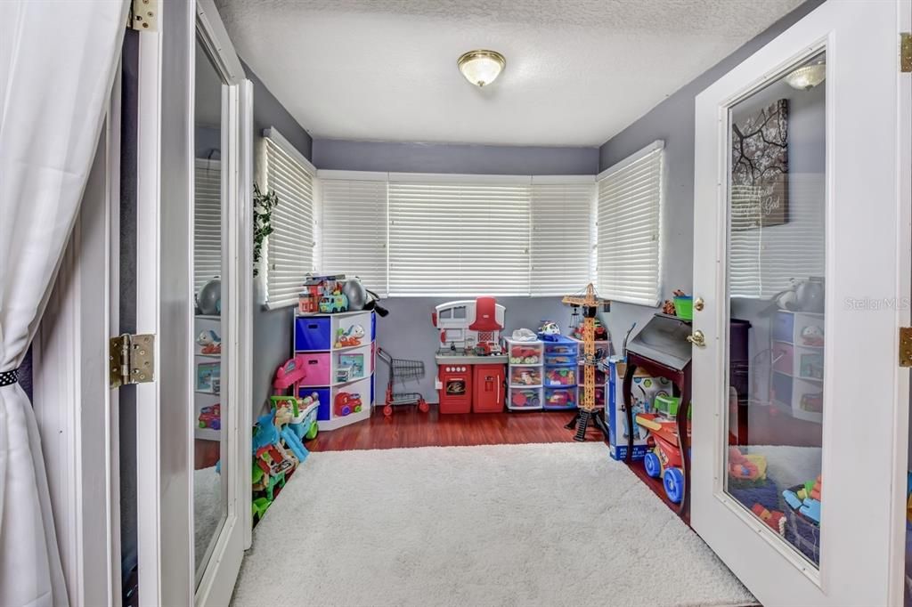 合同活跃: $879,900 (5 贝兹, 3 浴室, 3776 平方英尺)