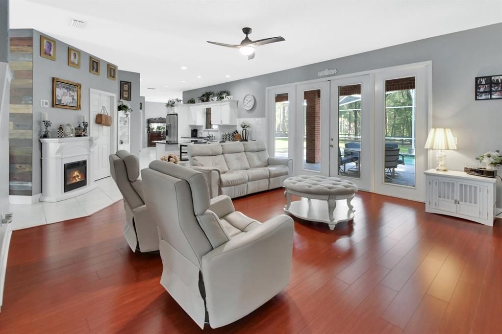 合同活跃: $879,900 (5 贝兹, 3 浴室, 3776 平方英尺)