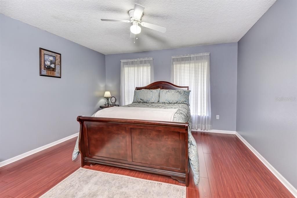 合同活跃: $879,900 (5 贝兹, 3 浴室, 3776 平方英尺)