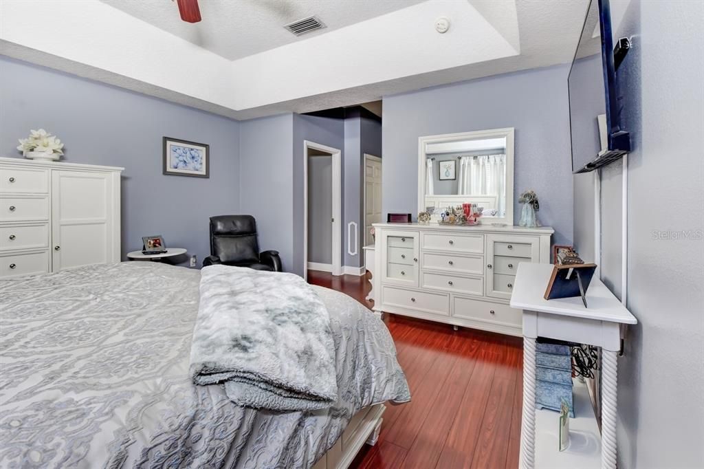 合同活跃: $879,900 (5 贝兹, 3 浴室, 3776 平方英尺)