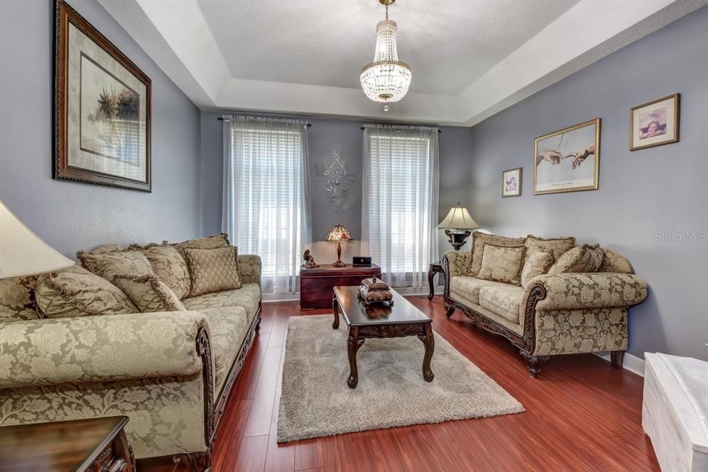 合同活跃: $879,900 (5 贝兹, 3 浴室, 3776 平方英尺)