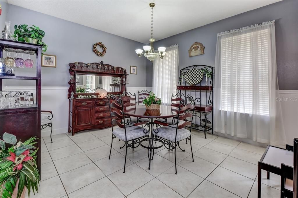 合同活跃: $879,900 (5 贝兹, 3 浴室, 3776 平方英尺)