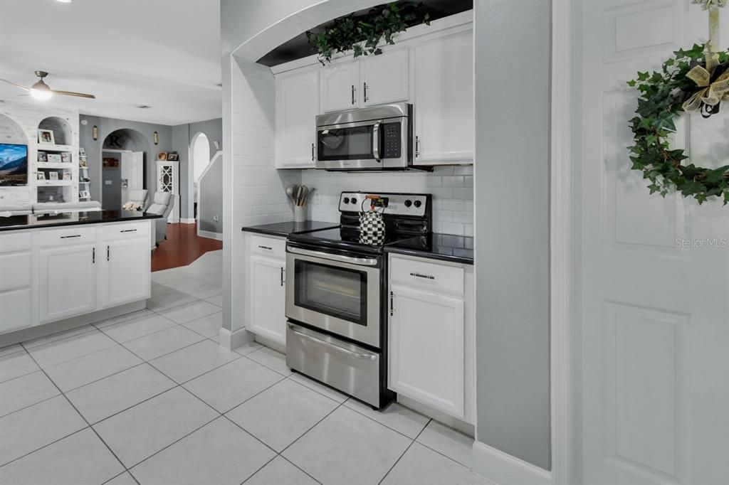 合同活跃: $879,900 (5 贝兹, 3 浴室, 3776 平方英尺)