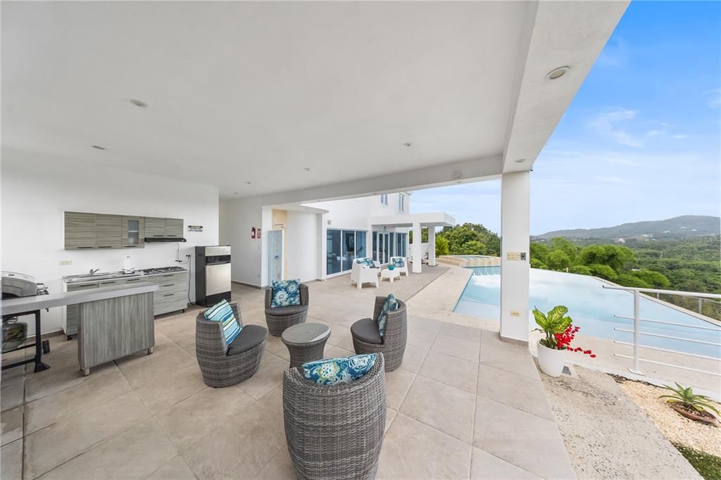 En Venta: $995,000 (4 camas, 3 baños, 2600 Pies cuadrados)