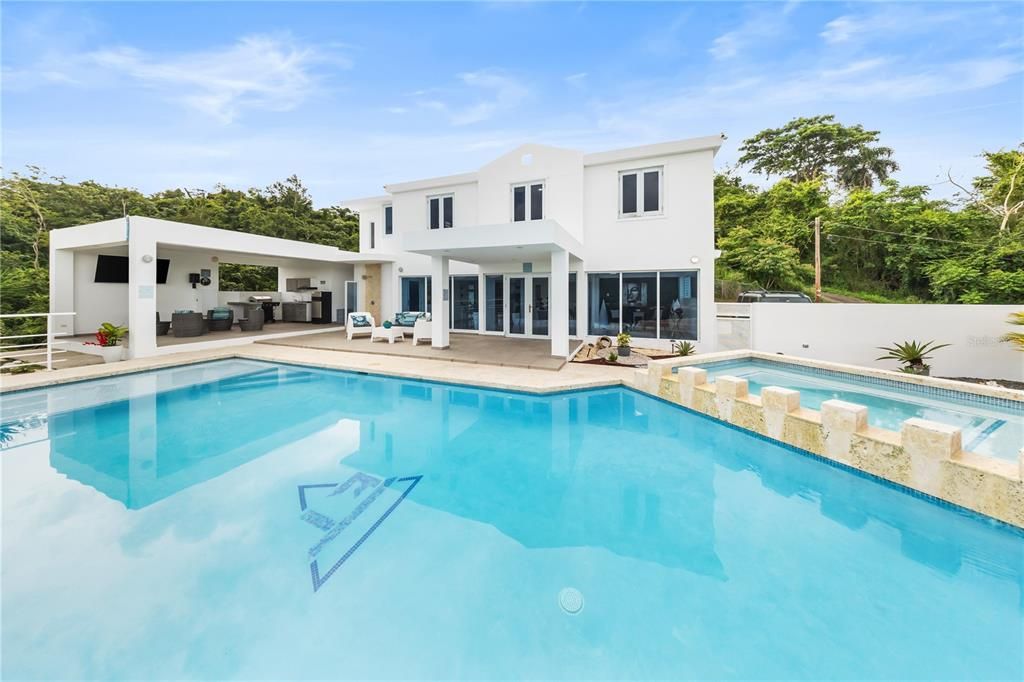 En Venta: $995,000 (4 camas, 3 baños, 2600 Pies cuadrados)