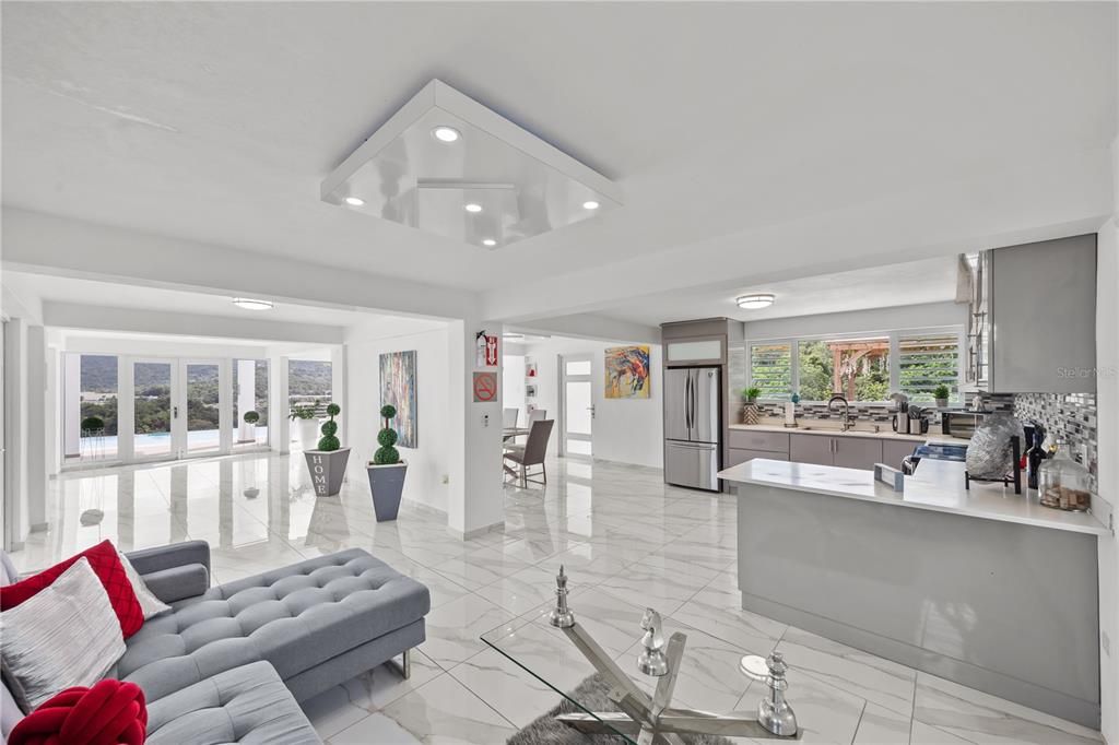 En Venta: $995,000 (4 camas, 3 baños, 2600 Pies cuadrados)