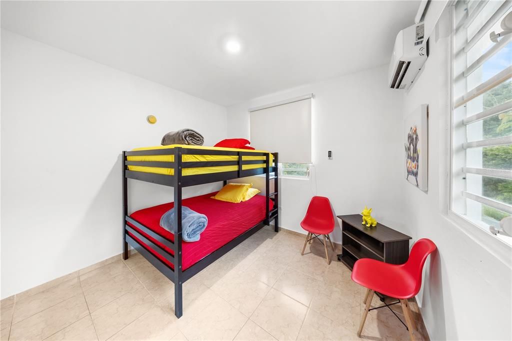 En Venta: $995,000 (4 camas, 3 baños, 2600 Pies cuadrados)