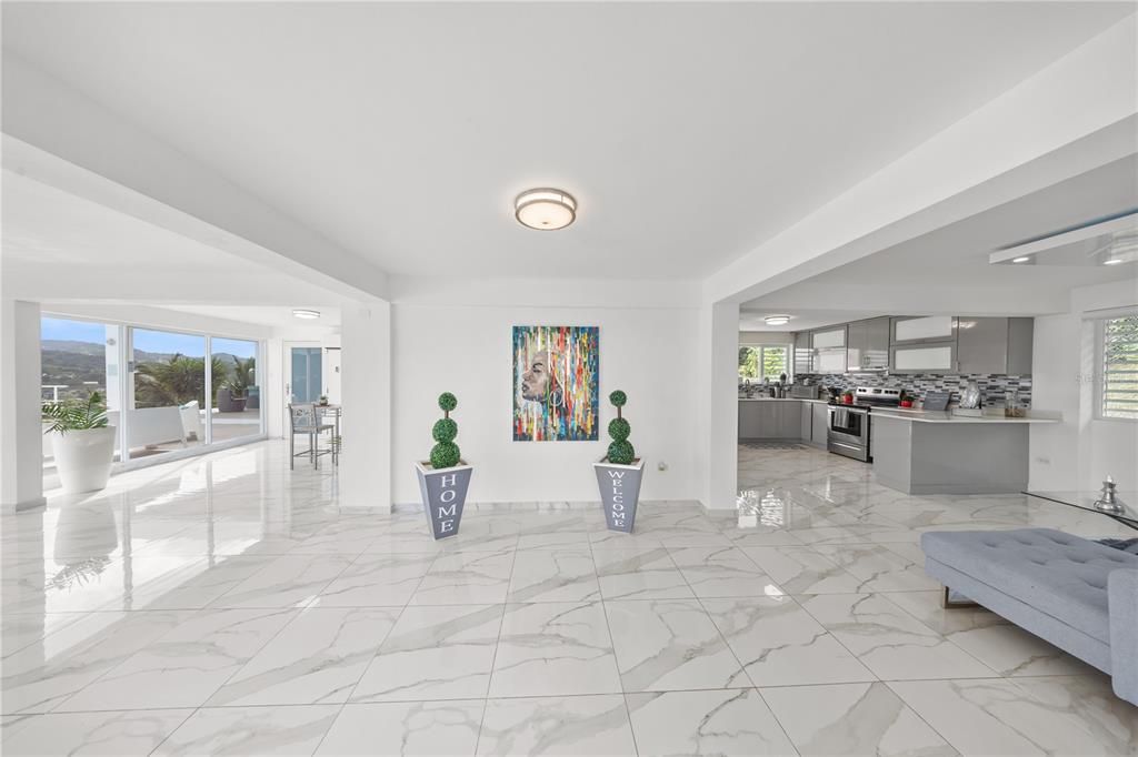 En Venta: $995,000 (4 camas, 3 baños, 2600 Pies cuadrados)