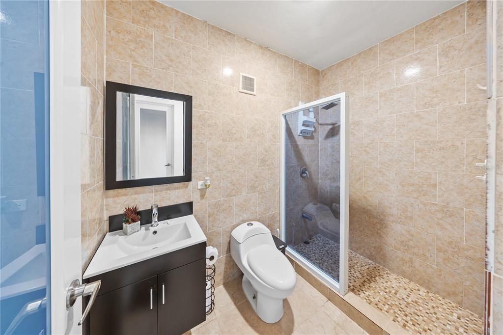 En Venta: $995,000 (4 camas, 3 baños, 2600 Pies cuadrados)