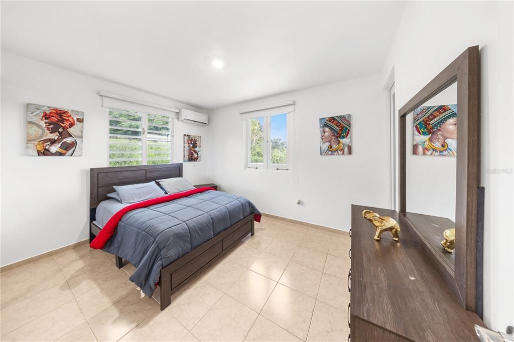 En Venta: $995,000 (4 camas, 3 baños, 2600 Pies cuadrados)