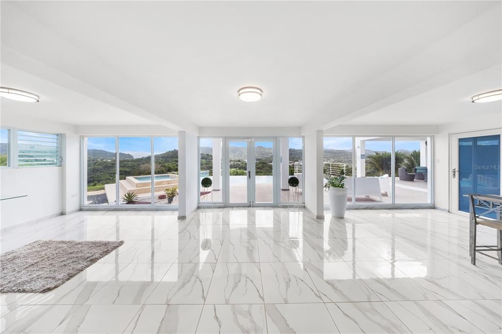 En Venta: $995,000 (4 camas, 3 baños, 2600 Pies cuadrados)