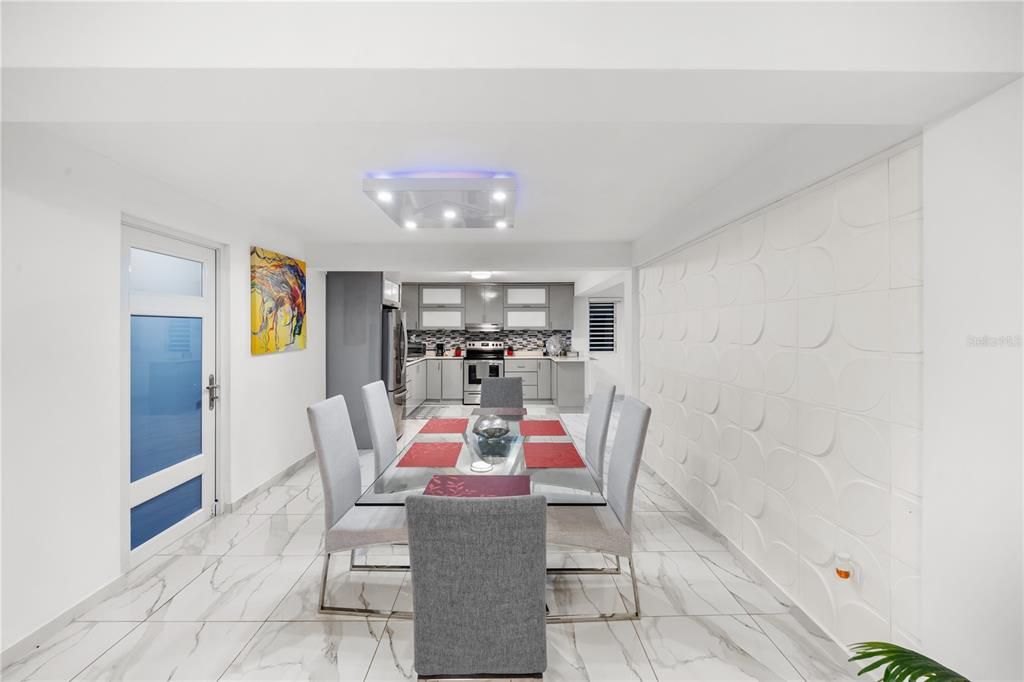 En Venta: $995,000 (4 camas, 3 baños, 2600 Pies cuadrados)