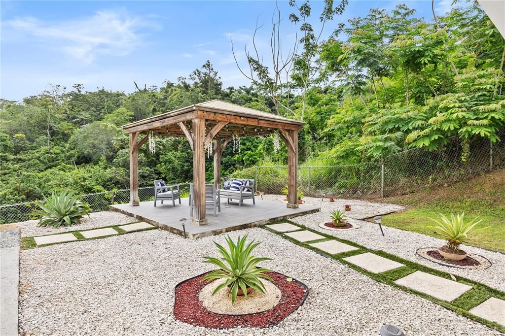 En Venta: $995,000 (4 camas, 3 baños, 2600 Pies cuadrados)