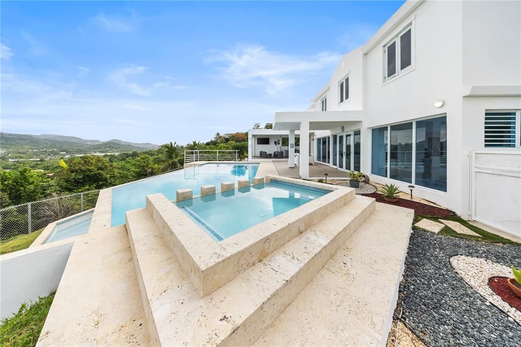 En Venta: $995,000 (4 camas, 3 baños, 2600 Pies cuadrados)