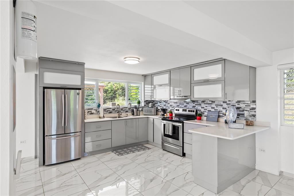 En Venta: $995,000 (4 camas, 3 baños, 2600 Pies cuadrados)