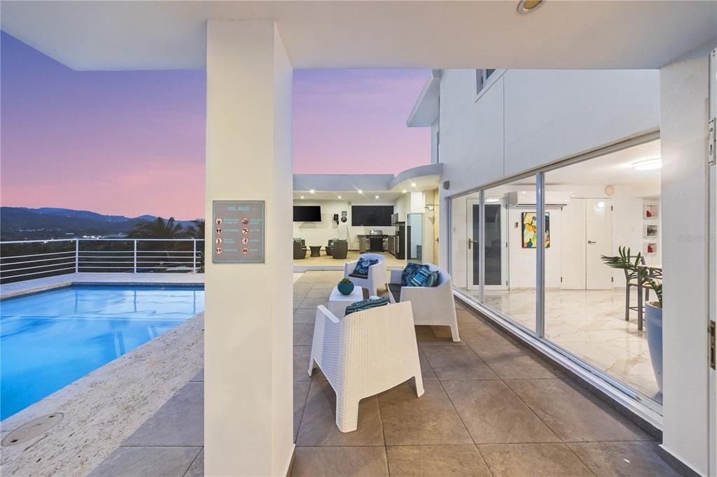 En Venta: $995,000 (4 camas, 3 baños, 2600 Pies cuadrados)