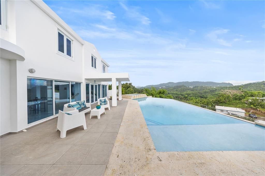 En Venta: $995,000 (4 camas, 3 baños, 2600 Pies cuadrados)